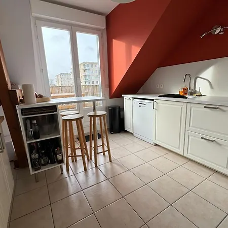 Spacious Flat With Terrace شقة *