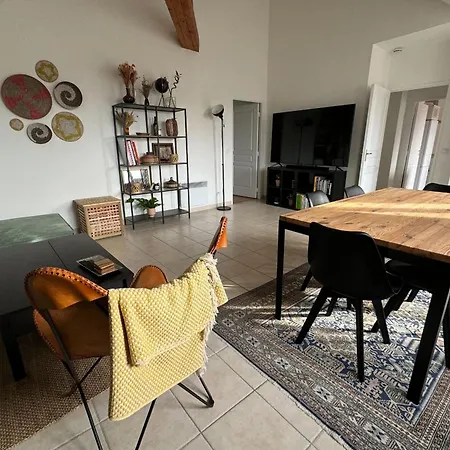Spacious Flat With Terrace شقة *